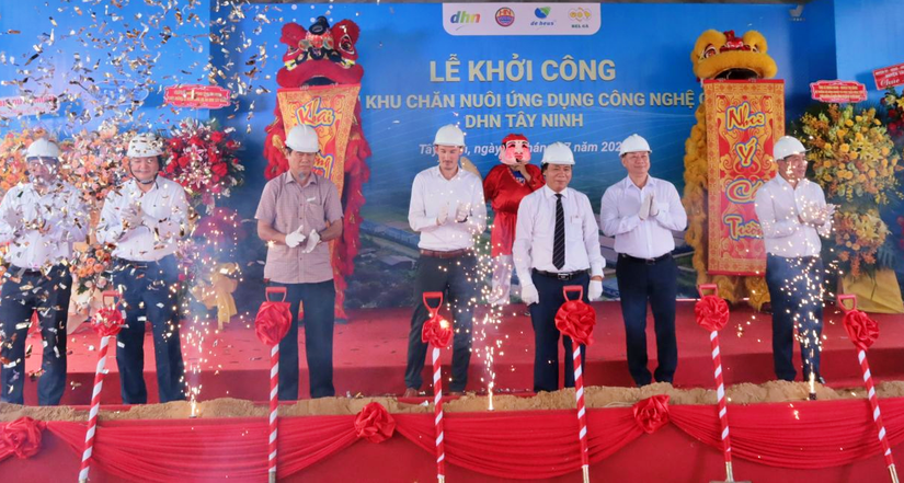 Lễ khởi công dự án Khu chăn nuôi ứng dụng công nghệ cao DHN. Ảnh: Báo Tây Ninh.