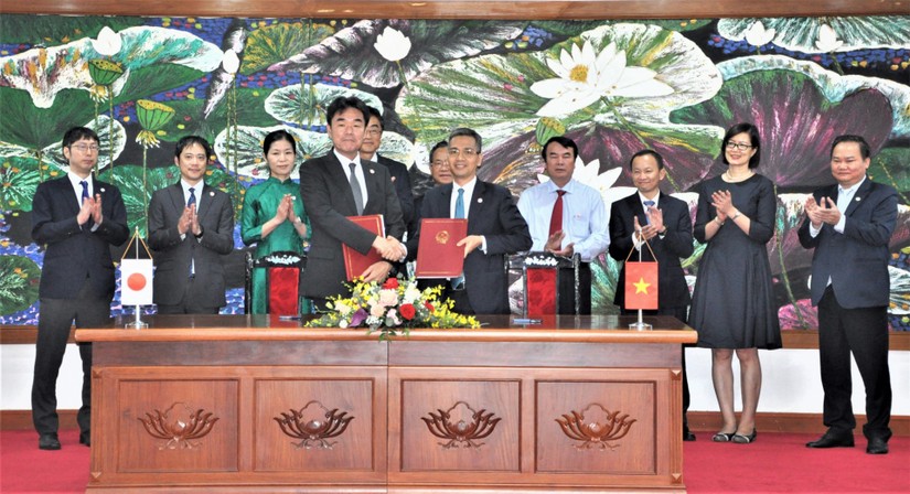 Thứ Trưởng Bộ Tài chính Võ Thành Hưng và Trưởng Đại diện JICA Việt Nam Sugano Yuichi cùng ký kết 3 thỏa thuận vay. Ảnh: JICA.