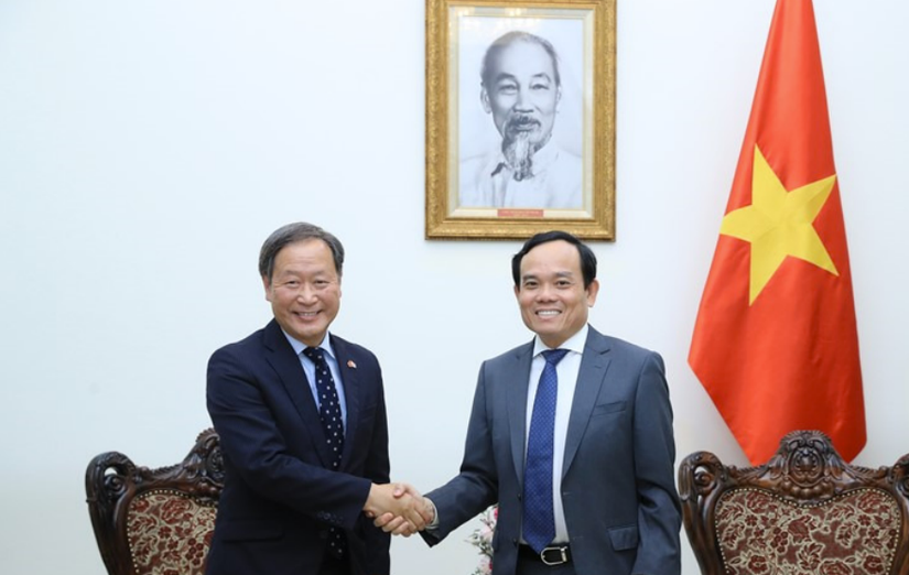 Phó Thủ tướng Trần Lưu Quang và Phó Chủ tịch điều hành cấp cao JICA Yamada Junichi trao đổi về các dự án hợp tác. Ảnh: JICA.