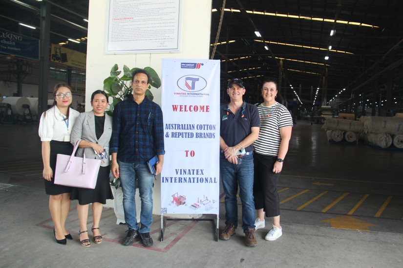 Phái đoàn tham quan nhà máy sợi của công ty cổ phần Vinatex Phú Hưng. Ảnh: Austrade.