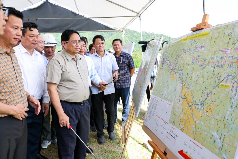 Thủ tướng giao các Bộ nghiên cứu bố trí ngân sách Trung ương hoàn thành đoạn tuyến thành phố Bắc Kạn - hồ Ba Bể trong năm nay. Ảnh: VGP.