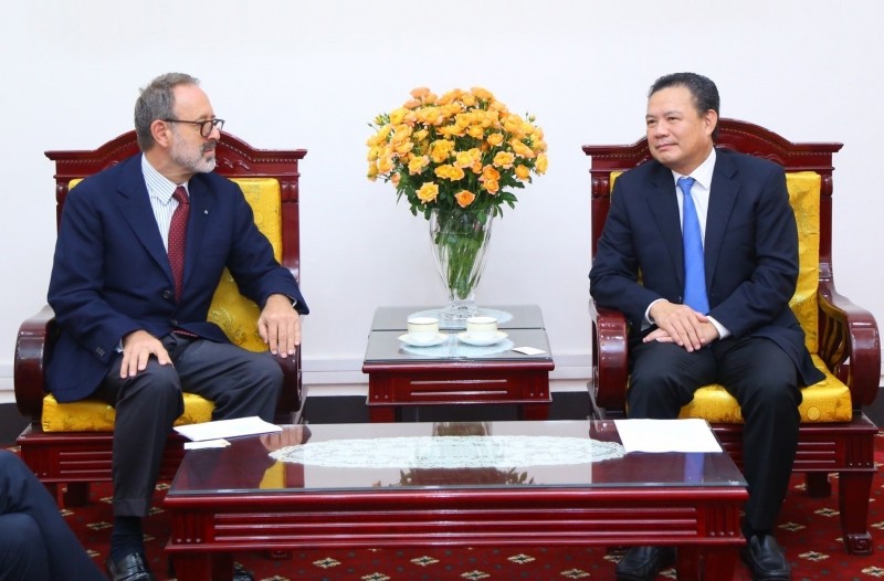 Thứ trưởng Lê Văn Thanh trao đổi với Đại sứ Italia tại Việt Nam Marco della Seta. Ảnh: Molisa. 