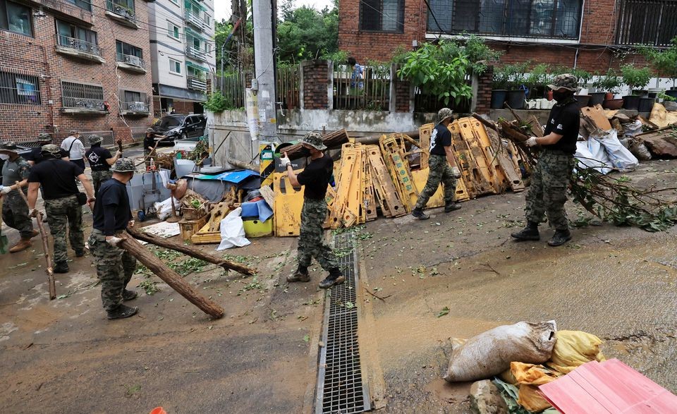 Khung cảnh ngổn ngang sau trận mưa lũ trên một con phố ở Seoul, Hàn Quốc, ngày 10/8. Ảnh: Yonhap