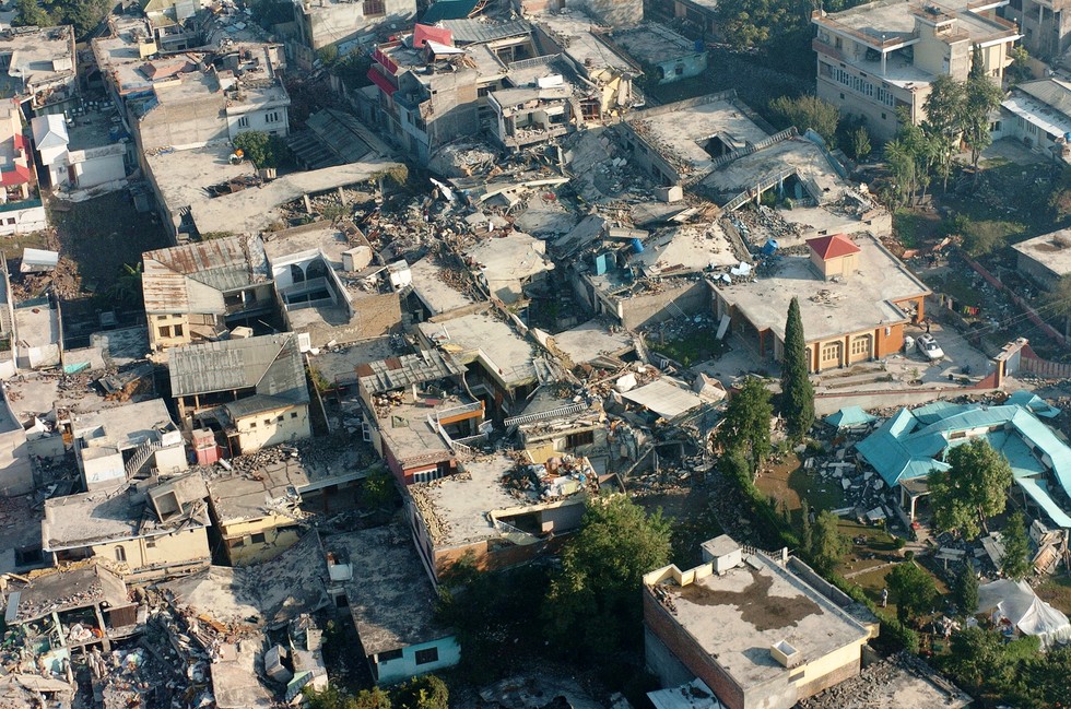 Muzaffarabad, Pakistan trong trận động đất năm 2005. Ảnh: Timothy Smith/U.S. Navy