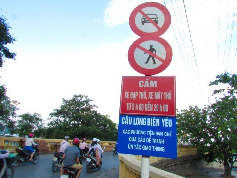 Để giảm trọng tải cho cây cầu đã có biển cấm xe máy xe thồ người đi bộ lên trên cầu.