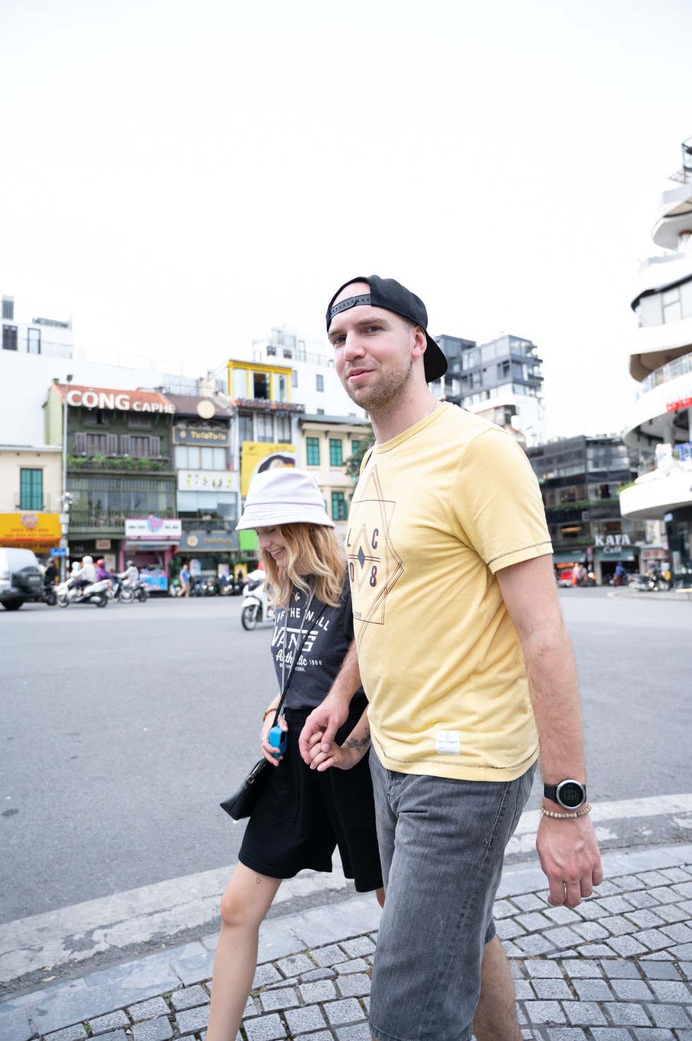 Nhiều du khách quốc tế đến thăm Hà Nội đã tự tin cởi bỏ khẩu trang khi đi dạo bên ngoài.