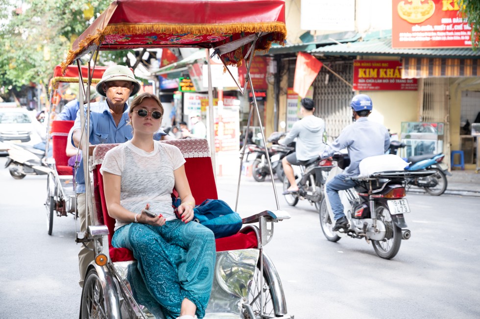 Những chuyến xích lô chở du khách nước ngoài lại ngược xuôi trên các con phố trung tâm Hà Nội.