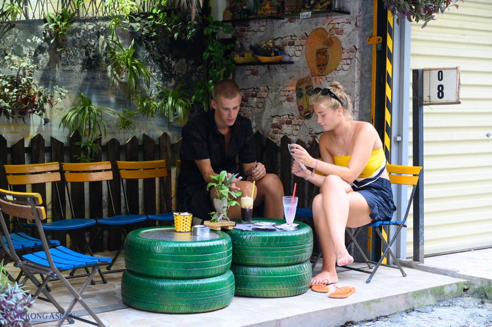 Trải nghiệm uống cà phê 'cảm giác mạnh với đường sắt' giữa lòng Hà Nội ảnh 11
