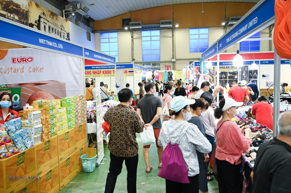Hội chợ thu hút khá nhiều khách tới thăm quan và mua sắm ngay sau lễ khai mạc.