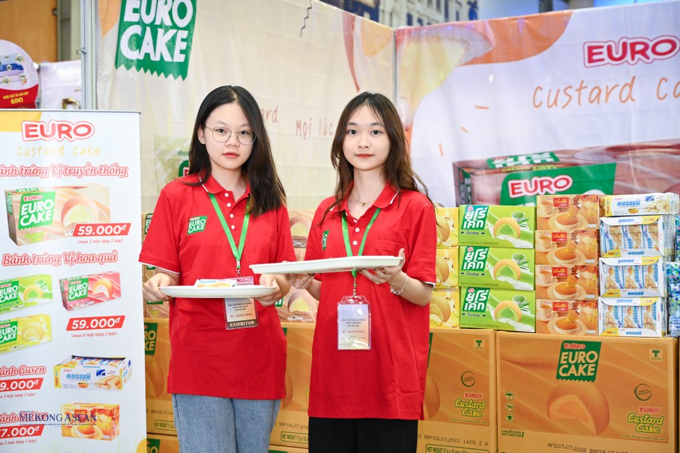 Du khách tới hội chợ ngoài sử dụng những nhãn hàng đã nổi tiếng tại Việt Nam như Euro Cake, Bánh Ticky, nước giặt Deluxe,... còn có thể tham khảo những thương hiệu mới nổi.