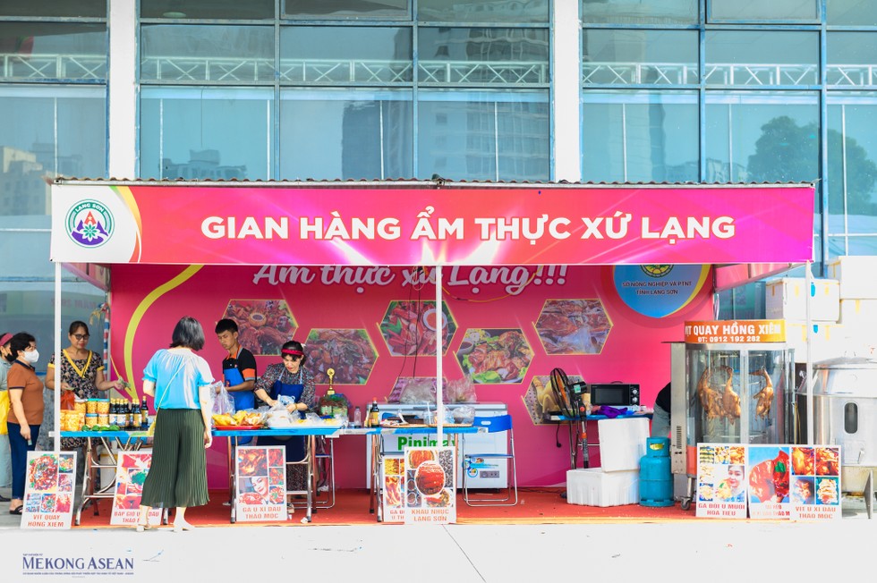 Những món ẩm thực nổi tiếng của Lạng Sơn như vịt quay, lợn quay, khâu nhục,... cũng được bày bán sẵn sàng cho du khách trải nghiệm.